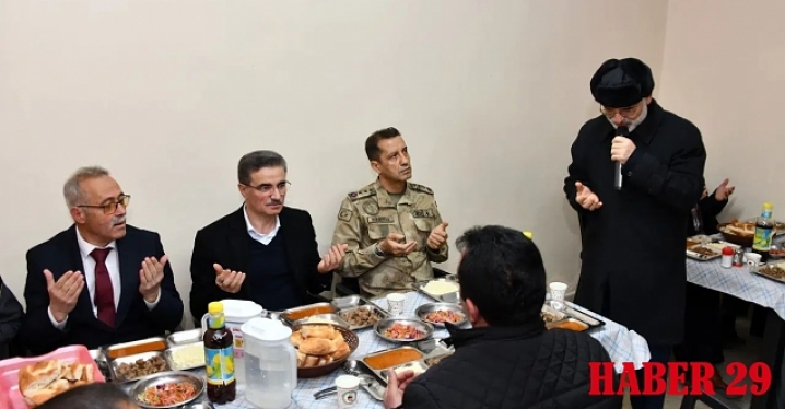 Gümüşhane’de 22 Yıllık Gönül Sofrası: Vali Baruş Yolcularla İftar Açtı