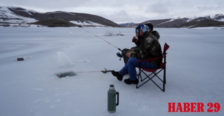 Gümüşhane’de adrenalin dolu hobi: 20 santimetrelik buzda balık avı